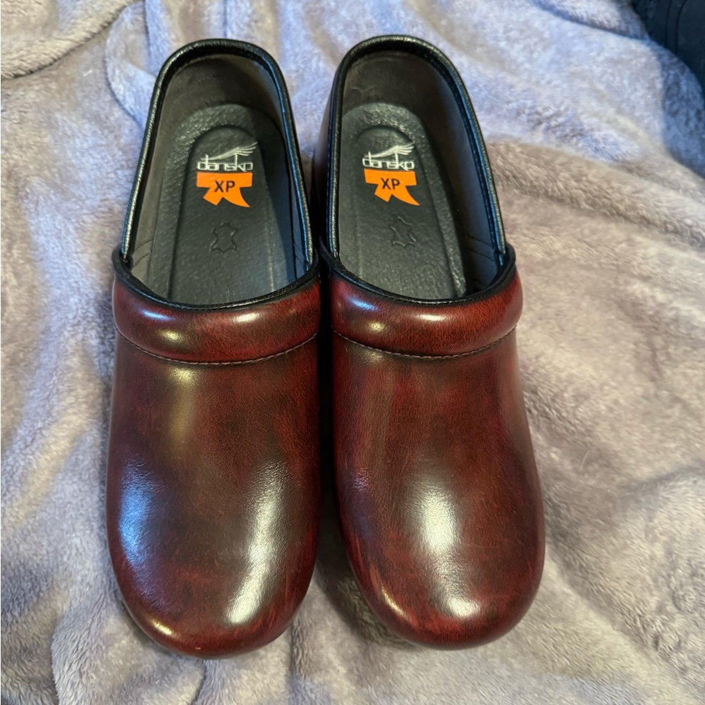 Dansko XP 39 burgundy/red clogs